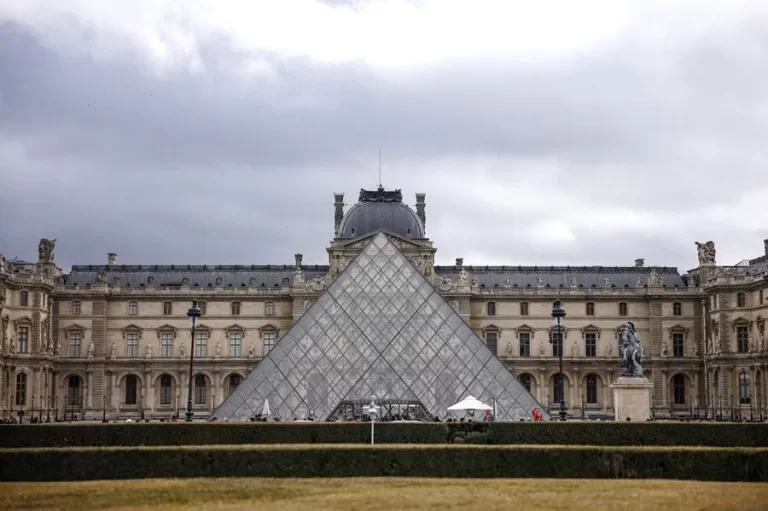 Parte de la colección de joyas del Louvre se traslada al Banco de Francia, informan medios