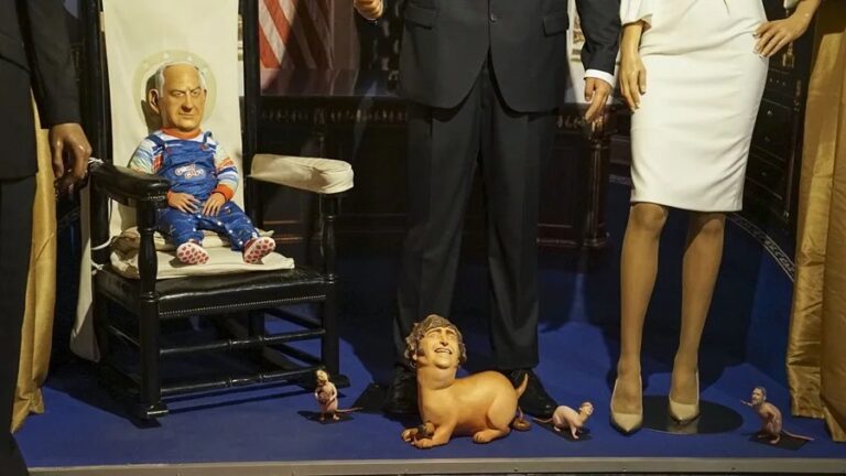 El artista chileno Nicolás Miranda instala una figura de Netanyahu como Chucky y de Milei como perro de Trump en el museo de Madrid.
