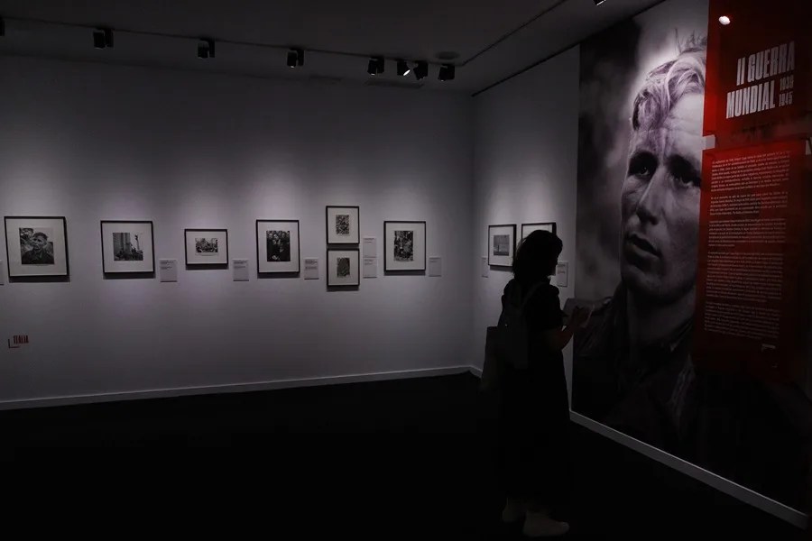 El C&iacute;rculo de Bellas Artes de Madrid inaugura 'Robert Capa. Icons', la mayor retrospectiva realizada en Espa&ntilde;a dedicada al legendario fot&oacute;grafo.