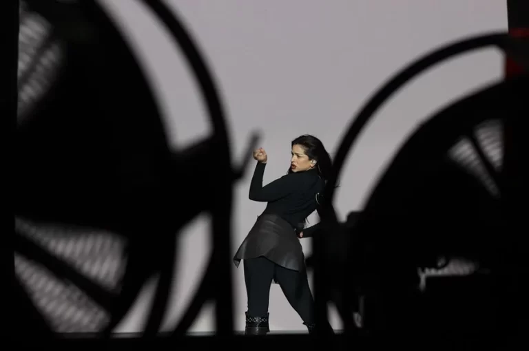 Rosalía lanzará su esperado álbum, 'Lux', el 7 de noviembre, según EFE en español.