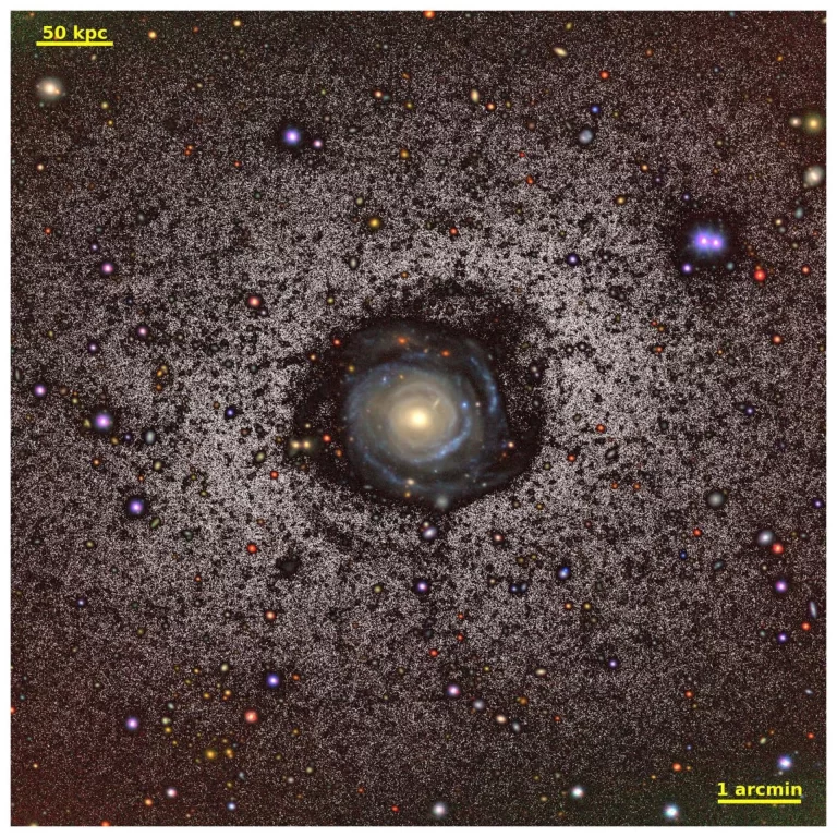 Descubren formaciones inéditas en una de las galaxias más grandes y tenues del universo