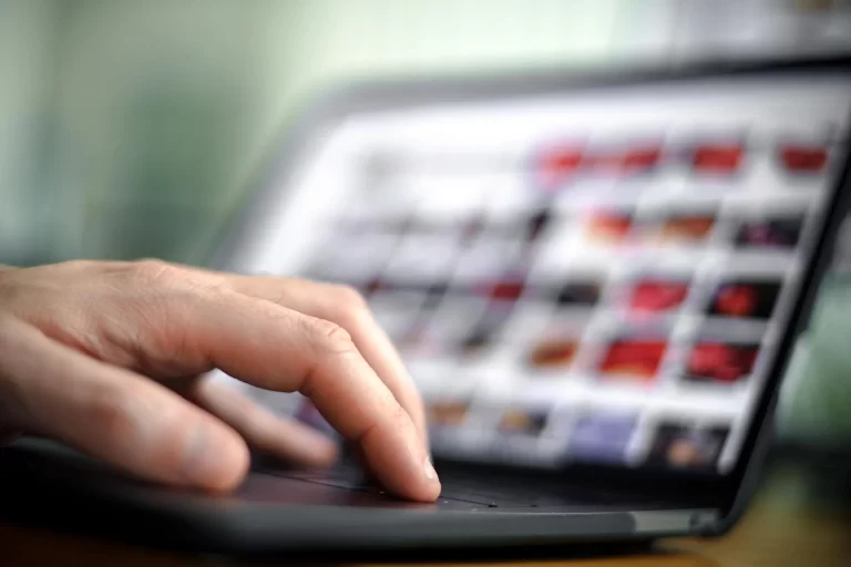 Detenido en Italia por crear más de 900 imágenes pornográficas de menores usando IA