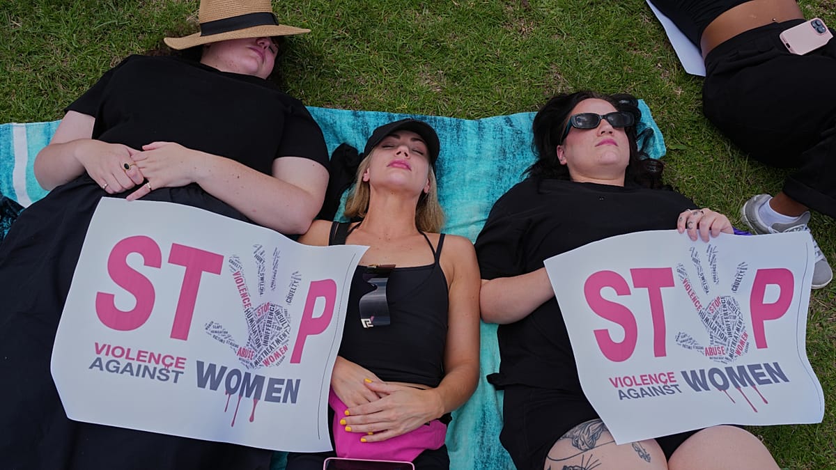 Mujeres sudafricanas se manifiestan contra el feminicidio en una poderosa protesta