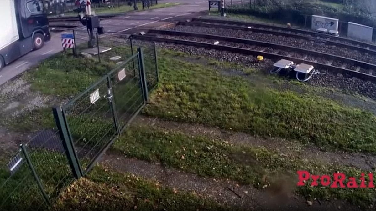 Tren colisiona con camión en un paso a nivel en Países Bajos, dejando varios heridos y caos en la