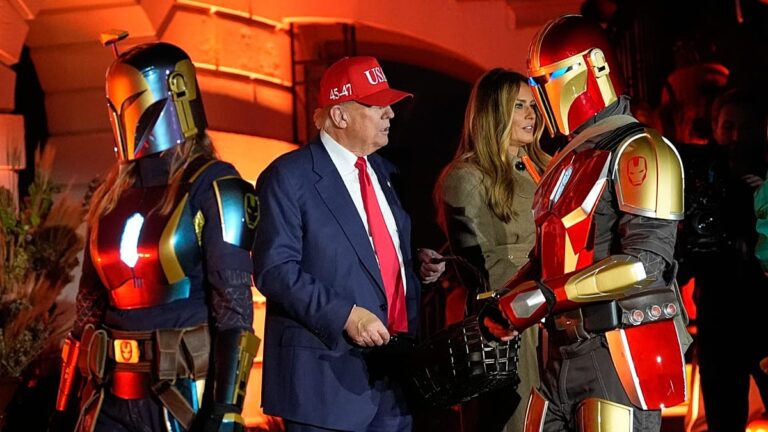 Trump y la primera dama reparten golosinas en Halloween en la Casa Blanca