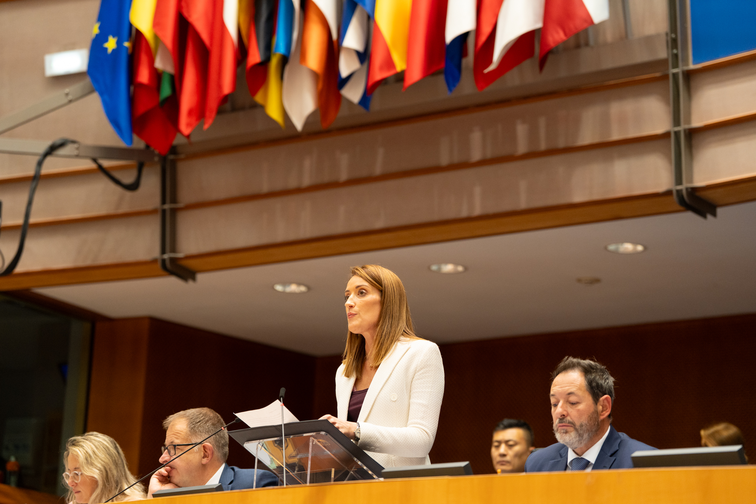 La presidenta del PE, Roberta Metsola, rinde homenaje a las víctimas de los ataques de París en