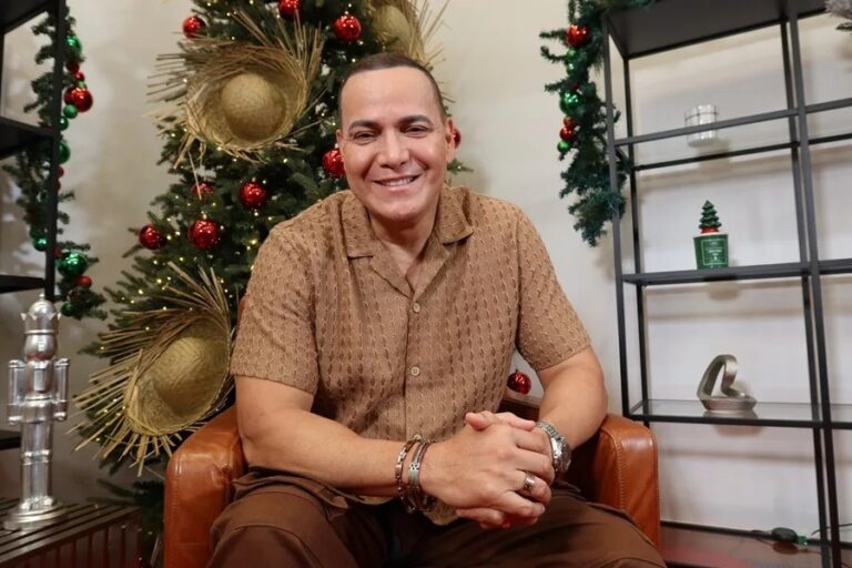 Víctor Manuelle explora nuevos sonidos navideños, alejándose de la salsa para crear innovadores
