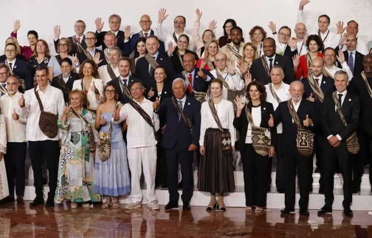 Petro destaca en la Cumbre CELAC-UE la "contradicción" entre la democracia y la realidad actual
