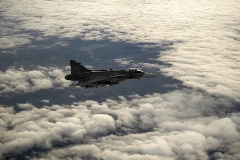Colombia acuerda adquirir 17 cazas Gripen de la firma sueca Saab según EFE.