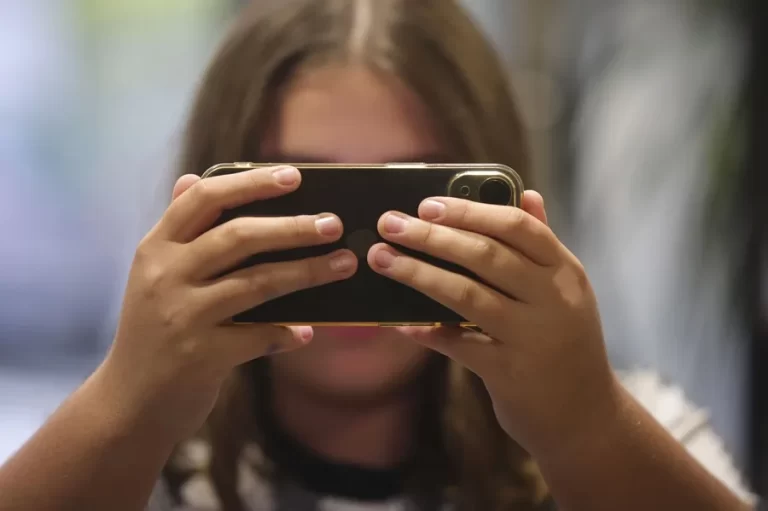 Dinamarca propone un acuerdo para restringir el acceso a redes sociales a menores de 15 años