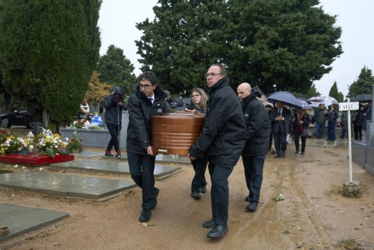 Familia y amigos dan el último adiós a Encarnita Polo en una ceremonia íntima en Ávila