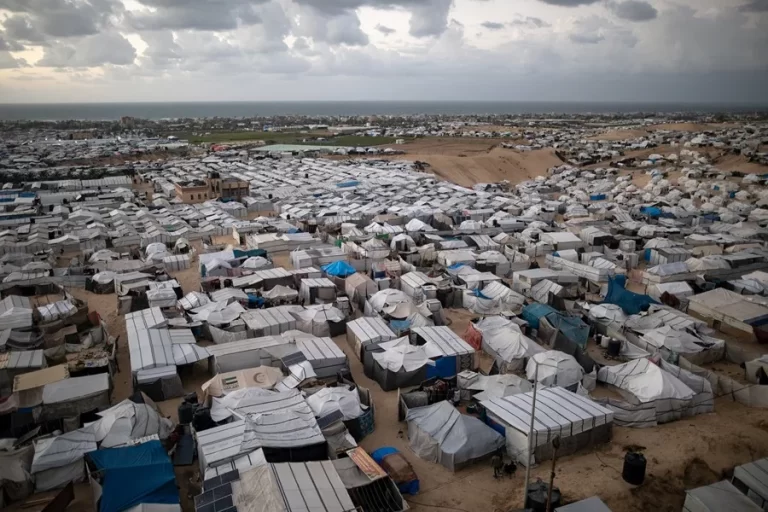 Más de 13.000 familias en Gaza sufren por las lluvias, informa la ONU según EFE en español.