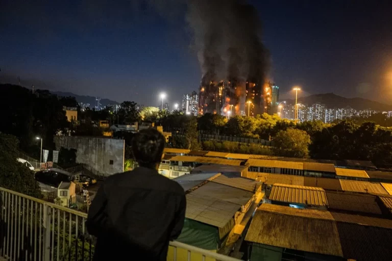 Gobierno de Hong Kong convoca reunión de emergencia y habilita refugios por incendios en cuatro
