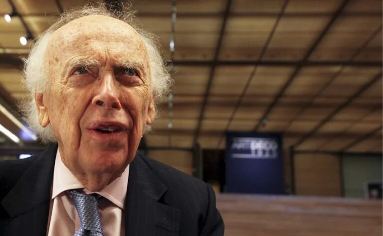 Muere James Watson, científico que ayudó a descubrir la estructura del ADN, a los 97 años
