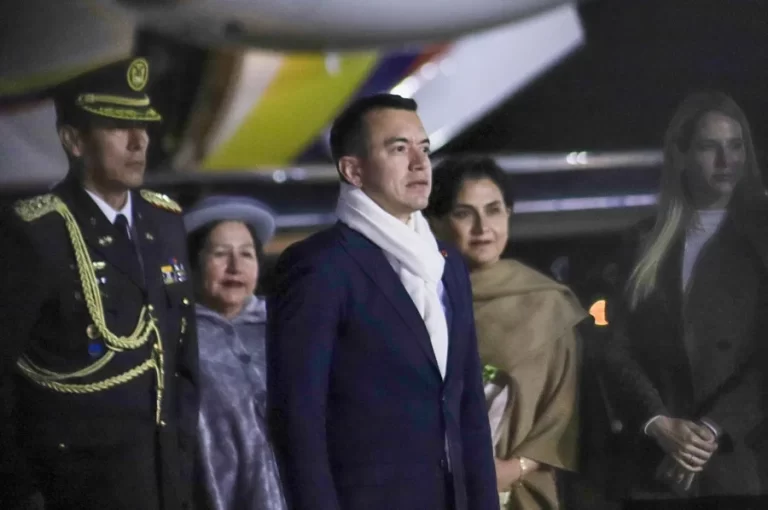 Noboa emprende su segundo viaje a EE.UU. tras el rechazo a las bases extranjeras en referéndum