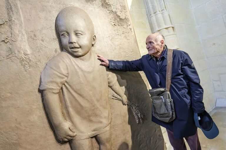 El pintor y escultor Antonio López junto a una de las puertas de la catedral de Burgos.