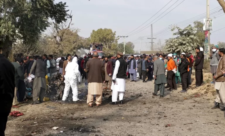 Al menos 12 fallecidos en un atentado suicida en Islamabad, Pakistán, según EFE.