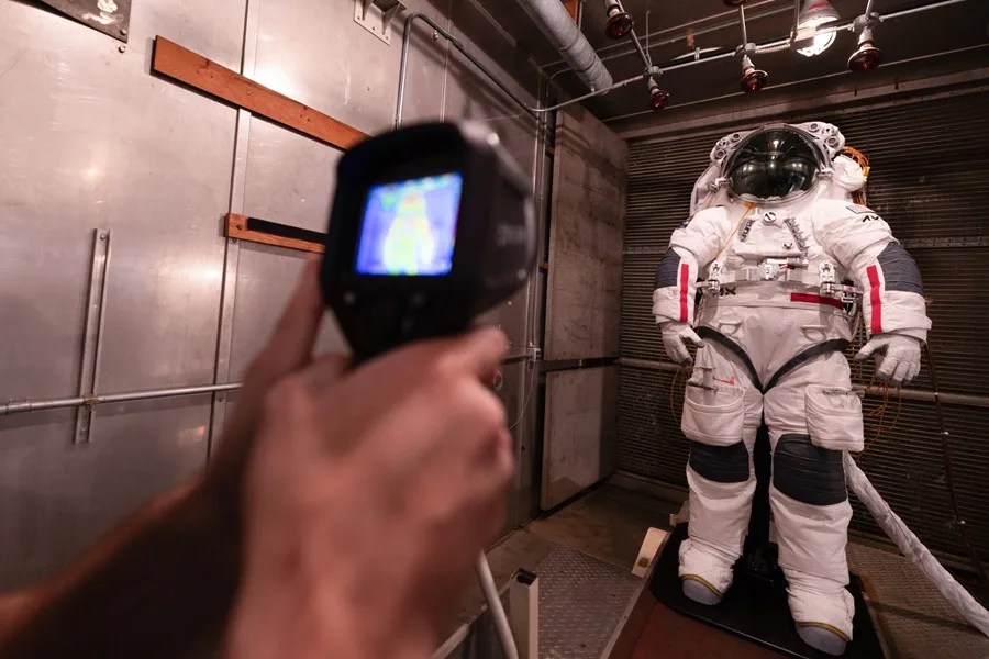 La compa&ntilde;&iacute;a Axiom prueba con &eacute;xito los trajes espaciales que llevar&aacute;n los astronautas en la misi&oacute;n Artemis III