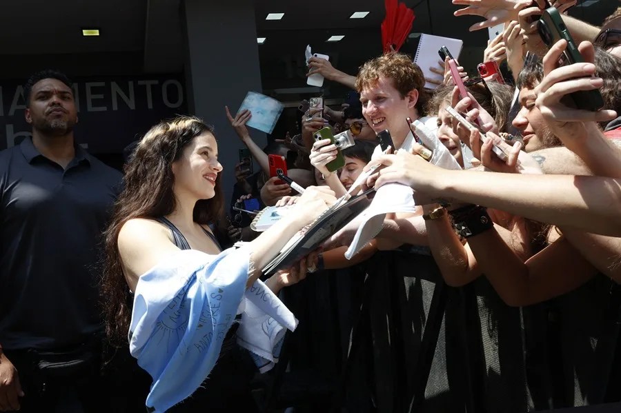 Rosal&iacute;a se re&uacute;ne con Charly Garc&iacute;a y visita la iglesia donde se bautiz&oacute; el papa Francisco