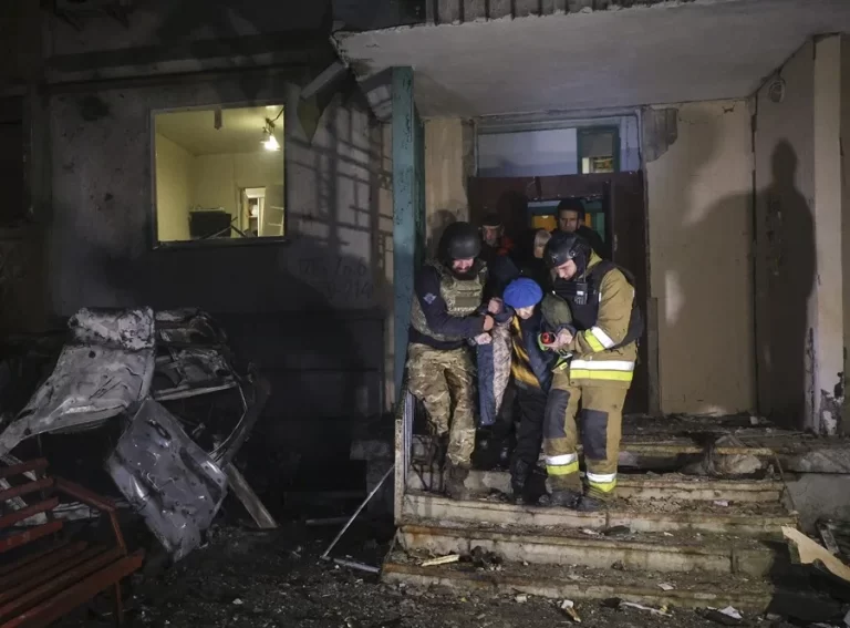 Rusia lleva a cabo un ataque con 470 drones y 48 misiles, resultando en la muerte de nueve civiles