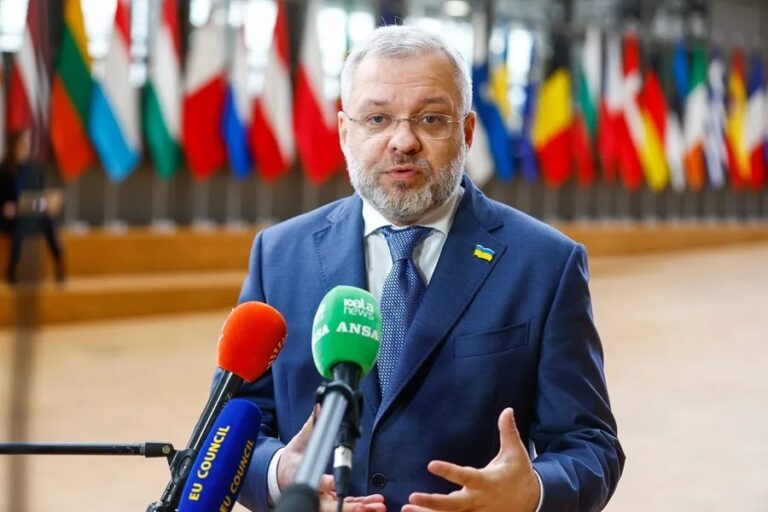 Zelenski aprueba sanciones contra su exsocio, acusado de dirigir una trama de corrupción