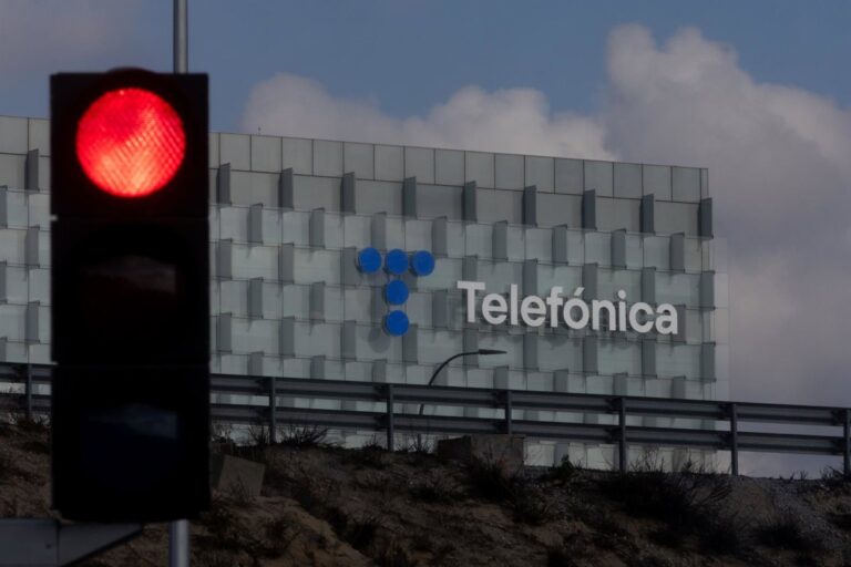 Telefónica pierde cerca del 2% en Bolsa por la posible reducción de su dividendo.