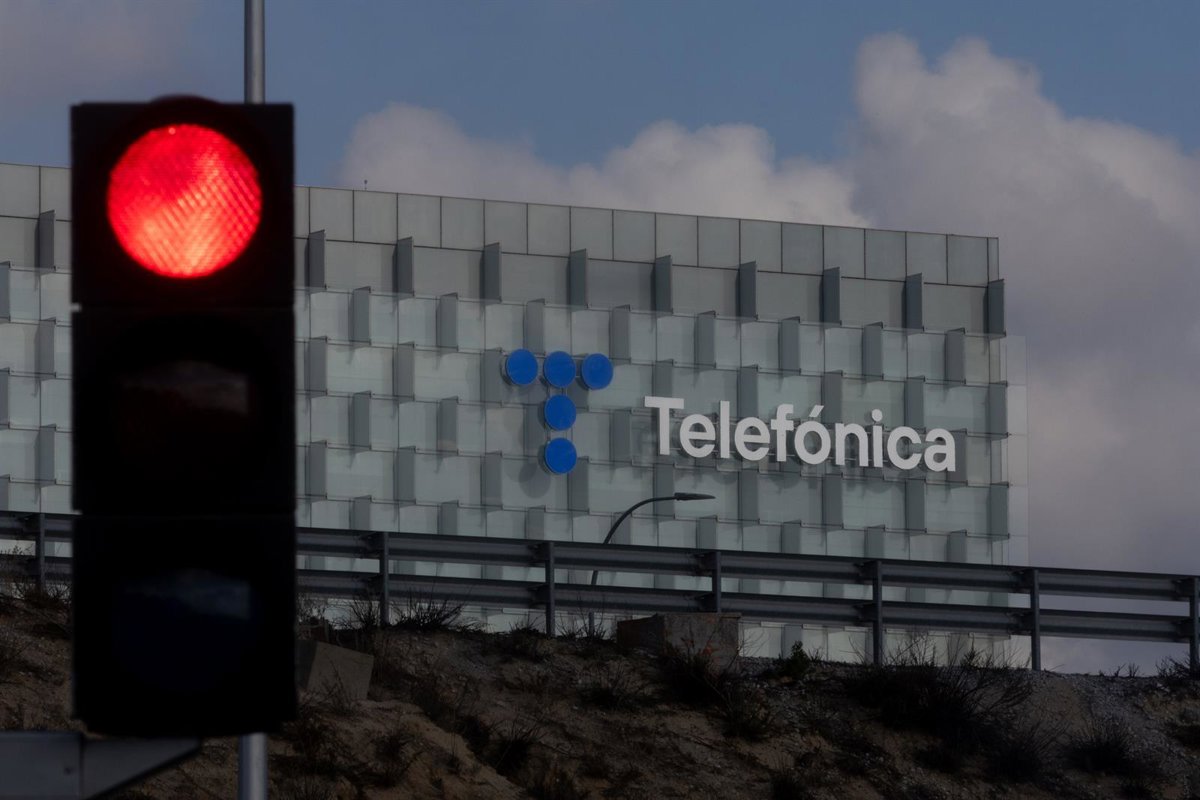 Telefónica pierde cerca del 2% en Bolsa por la posible reducción de su dividendo.