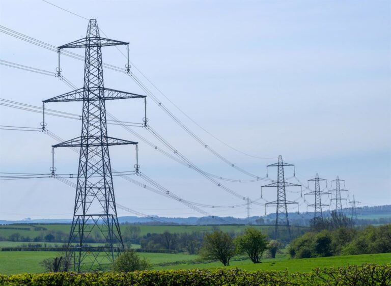 Las eléctricas señalan que la retribución de la CNMC afecta la electrificación del país