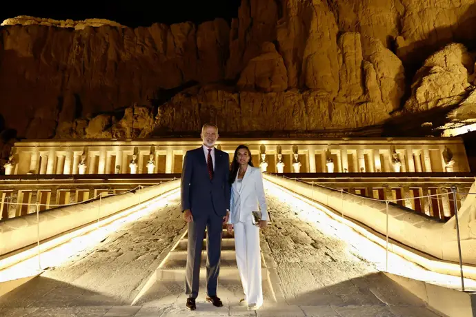 El Rey asiste a la apertura del Gran Museo Egipcio, un hito para la cultura y la historia.