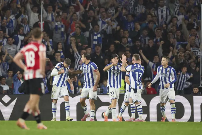 La Real derrota al Athletic por tres goles y el Villarreal vence al Rayo con contundencia