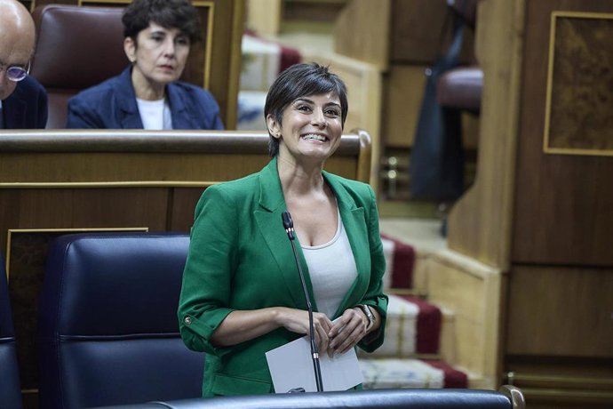 Archivo - La ministra de Vivienda, Isabel Rodr&iacute;guez, interviene durante una sesi&oacute;n de control en el Gobierno, en el Congreso de los Diputados, a 24 de septiembre de 2025, en Madrid (Espa&ntilde;a).