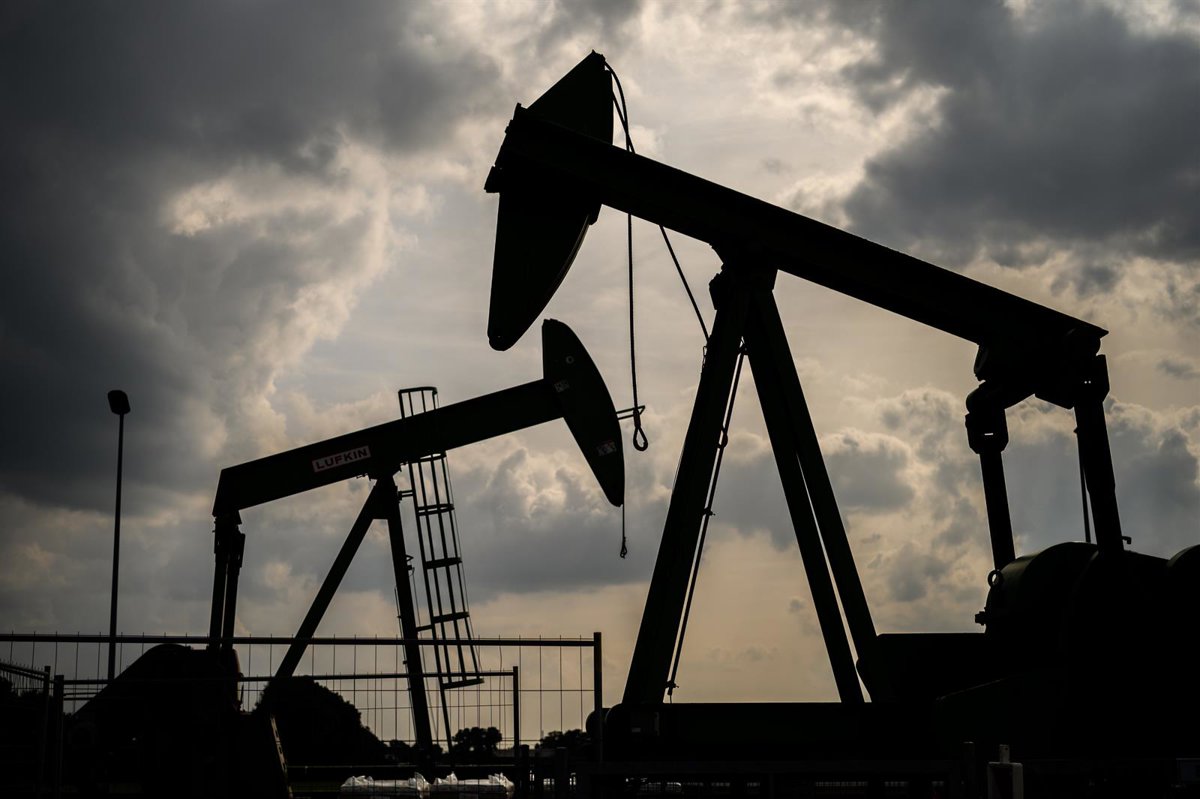 El petróleo sube tras el anuncio de OPEP+ de mantener estable la producción a partir de 2026