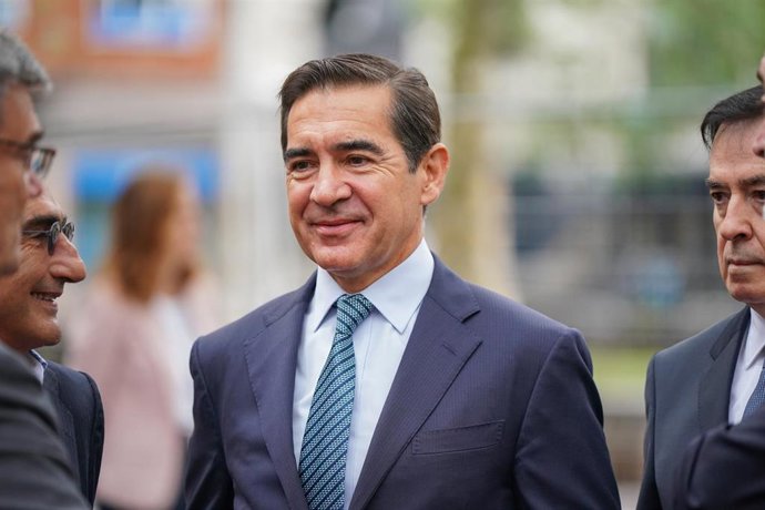 Archivo - El presidente del BBVA, Carlos Torres Vila, durante la presentaci&oacute;n del regreso a Bilbao de la escultura monumental de Eduardo Chillida, 'Elogio del hierro III', en la plaza Chillida del Museo de Bellas Artes, a 12 de septiembre de 2025, en Bilb