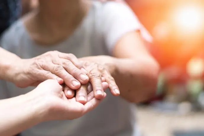 El 28% de los europeos asume el cuidado habitual de un familiar o persona cercana