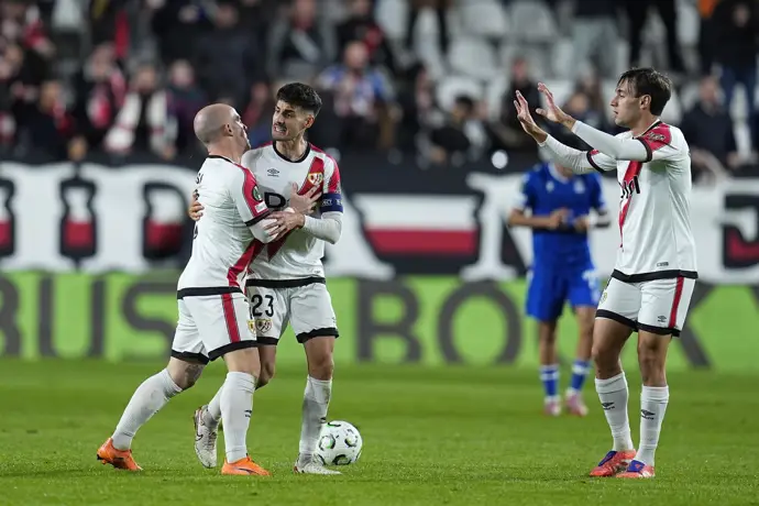 El Rayo muestra al Poznan lo que significa Vallecas y su pasión futbolística