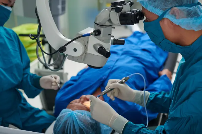 Las listas de espera quirúrgica disminuyen: 832.728 pacientes y 118 días de espera promedio