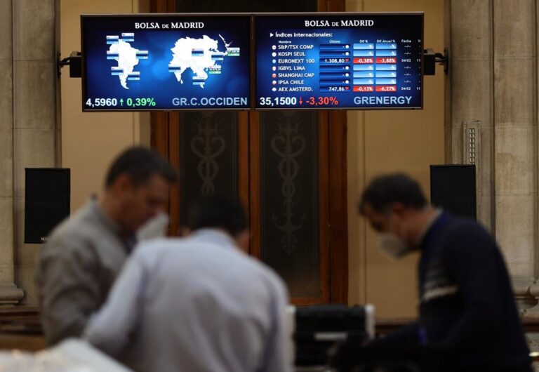 El Ibex 35 cae un 0,82% en la semana y se sitúa en 15.900 puntos por IAG y el sector bancario