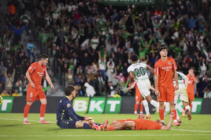El Elche estuvo cerca, pero la Real logra un empate merecido en el último momento