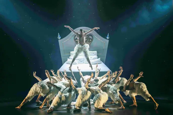 El Teatro Real conmemora el aniversario de 'El lago de los cisnes' de Matthew Bourne con cinco