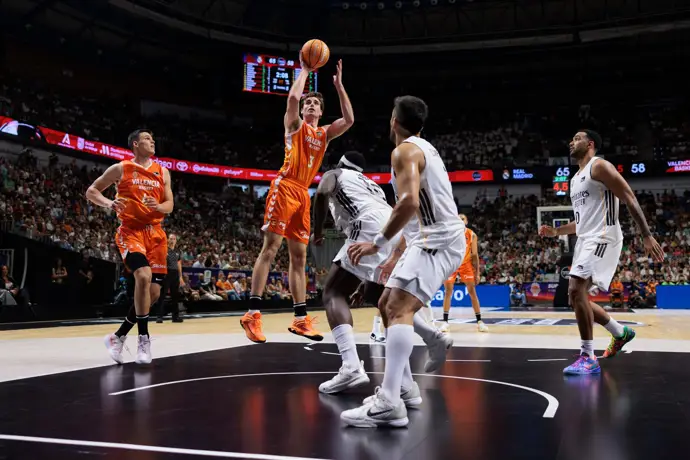 Valencia Basket frena la euforia del Real Madrid en un emocionante partido de baloncesto