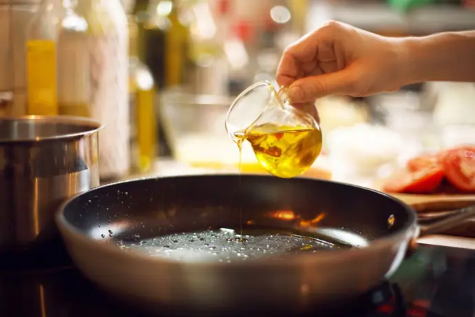 Mejores aceites para la salud y la fritura: AOVE, aceite de oliva y orujo, lo que necesitas conocer