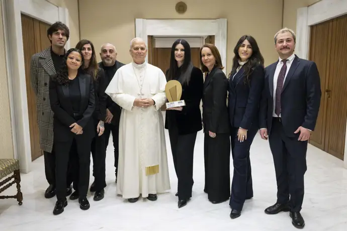 Laura Pausini presenta al Papa León XIV una canción inspirada en San Francisco de Asís, llena de