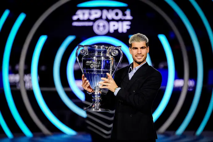 Alcaraz recibe el trofeo que lo acredita como número 1 del mundo en 2025 en una emotiva ceremonia