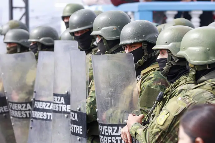 Ecuador vota para evaluar una nueva Constitución y la posible reinstalación de bases militares