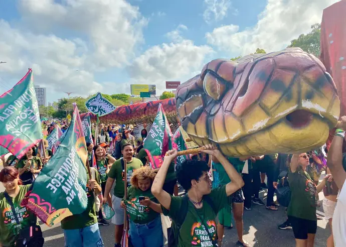 Miles de manifestantes se oponen a la COP30 en Belém, Brasil, reclamando acciones por el clima