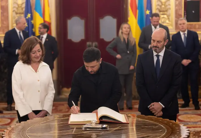 Zelenski comienza su tercera visita oficial a España en el Congreso y Feijóo anuncia relevo en el