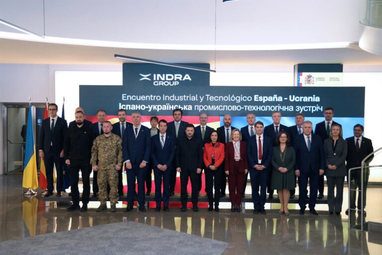 Zelenski se encuentra con la industria de defensa española mientras Indra muestra sus soluciones