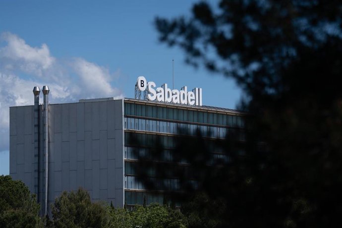 Archivo - Exterior de la sede de Banco Sabadell, a 17 de abril de 2025, en Barcelona, Cataluña (España).