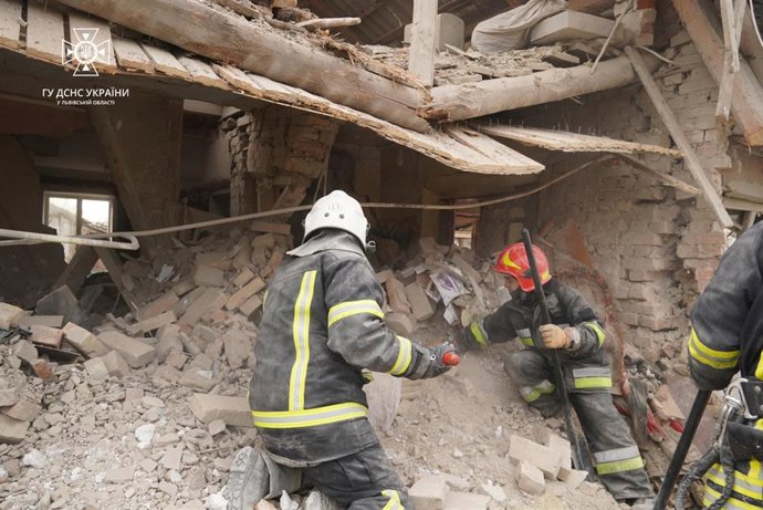 Archivo - Equipos de rescate ucranianos.