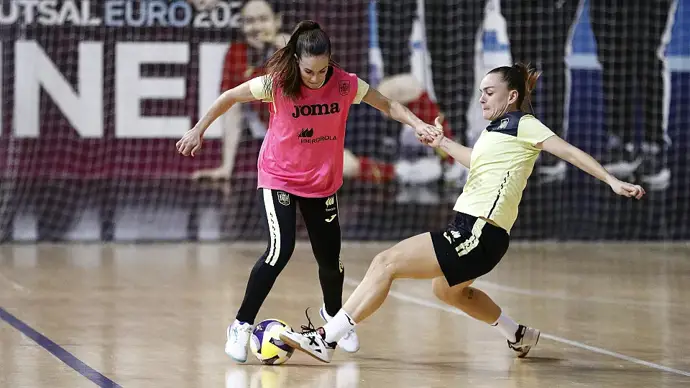 Peque y Mayte, ausentes por lesión en el Mundial de fútbol sala, lamentan no poder participar.
